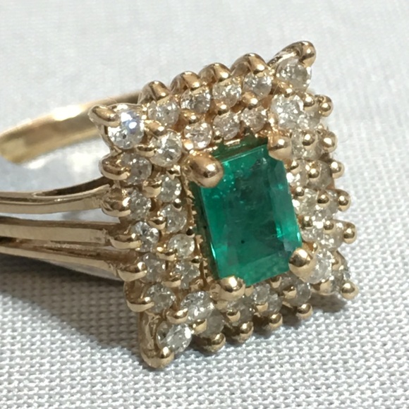 EMERALD AND DIAMOND COCKTAIL RING - Picture 5 of 7